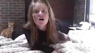 Охин хөршийнхөө өмнө хөлөө дэлгэнэ.