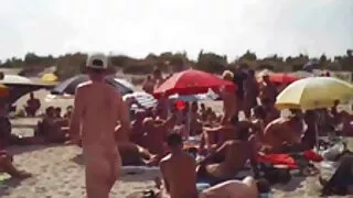 Туранхай энэ залуу fucks түүний найз охин орондоо.
