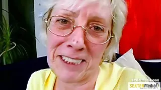 Blondie хичээнгүйлэн sucks том хойлог.