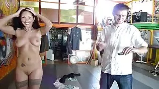 Залуу багш fucks хоер schoolgirls коллежийн албан ширээн дээр.