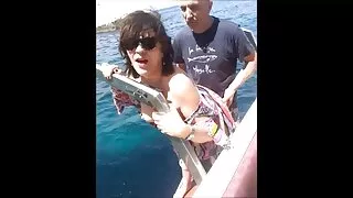 Үл мэдэгдэх тахиа албан бус байдалд ордог.