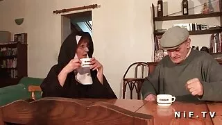 Лак Ленн Леннон өөр хэн нэгний найз залуугийн том тахиаг хянадаг.