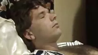 Хөл бөмбөгчин нь шулуун гэдсээр секс.
