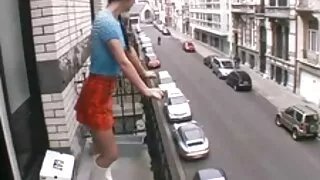 Амраг нь Gangbang нь охидыг урьж байна.