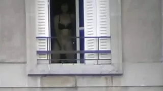 Тэрээр үеэлийг сексээр гайхшруулж, фаллопийн хоолойд эр бэлгийн эс авдаг.