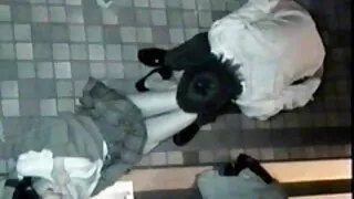 Улбар шар үстэй тарган эмэгтэй нь өтгөн pussy ажилладаг.