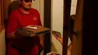 Улаан толгойн сувилагч өвчтөнд цохилт өгдөг.
