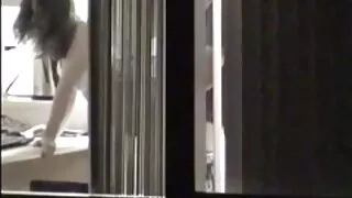 Stepmom Лилиан чулуун sucks stepson болон jerks хойлог хооронд дагуурын.