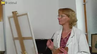 Curvy улбар шар үстэй masturbates pussy нь vibrator poolside.