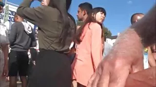 Сургуулийн сурагч вибратороор тоглодог.
