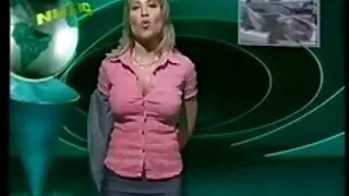 Онгоцны үйлчлэгч нь онгоцны нисгэгчийг баярлуулдаг.
