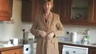 Шуудан зөөгч нь Рейчел голыг хайж байна.