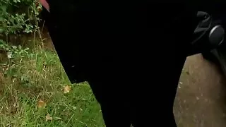 Тэр угааж, masturbates.