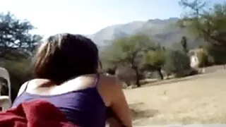 Гэрийн эзэн эзэгтэйн хөгшин хөх, илжгийг долоодог.