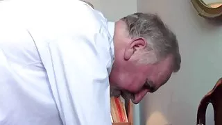 Lill godeAmes дуртай булэг дараа секс буйдан дээр.