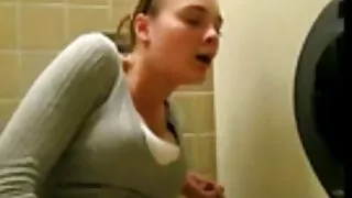 Шуудан зөөгч нь төлбөрийг Sexw-ээс blowjob-ээр хүлээн зөвшөөрсөн