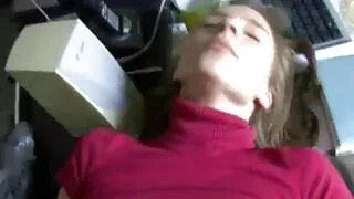 Лесбиян түүний нүүрэн дээр сууж, булэг хүсдэг.