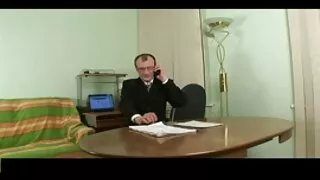 Чехүүд бие биенээ үрж, долоох.