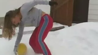Цэцэрлэгч галзуугийн залуу охин.