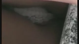 Халдагч нь хөвгүүнийг бэлгийн харьцаанд оруулдаг.