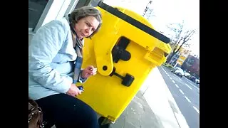 Гоо үзэсгэлэн нь клиторыг хуруугаараа энхрийлдэг.