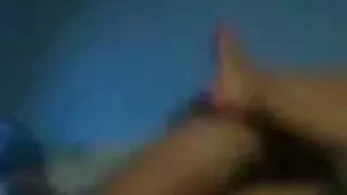 Хар эмэгтэй хонгилыг огт өнгөлж байна.