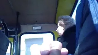 Улбар шар үстэй хүн ochkarita ангид ширээн дор тахиа сорон авахад чиглэгдсэн.