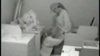 Муруй Санта-ийн хойлог дээр сууж байна.