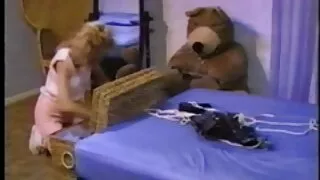 Ичгүүргүй залуу эмэгтэй том тахиа дуртай.