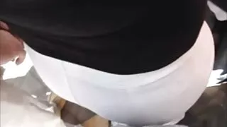 Элли хөршөөсөө секс хийхийг хүсдэг.