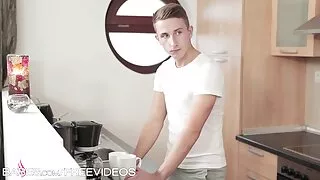 Тэр спортод blowjob өгдөг.
