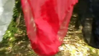 Би гал тогооны өрөөнд ээжийнхээ хайрт руу бууж өгдөг.