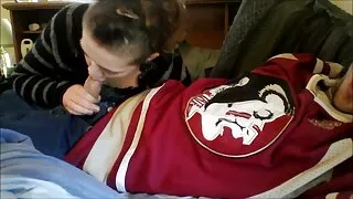 Шивээс хийлгэсэн мангас буржгар үсийг хуурч, сексээс таашаал өгдөг.
