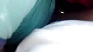 Хар эмэгтэй авдаг шулуун гэдсээр fucked түүний хөөрхөн найз залуу нь орон дээр.