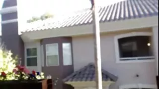 Мэги түүний гуяыг степсоны өмнө тараана.