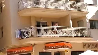 Тарган эмэгтэй залуу хүмүүс болон түлэгдсэн нь Түүний нөхөр дээр cheats.