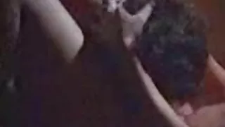 Тэнгэр элч Рай balds нь fingering pussy шалан дээр.