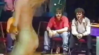 Сувилагч өвчтөнд тариа хийж, цохилт өгч тайвшруулав.