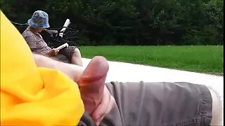 Fre FreA MaerEr тархдаг түүний хөл, fucks түүний pussy нь vibrator.
