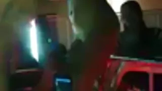 Адриана өөрийнхөө дотор тахиа авдаг.
