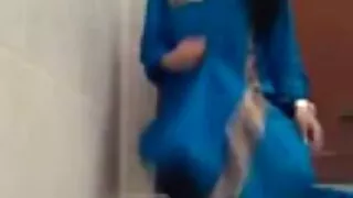Улаан толгой нь өөрийгөө шодойгоор хуурдаг.