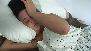 Тэр улаан үстэй охины хөлийг тарааж, түүний Pussy-д тахиа оруулав.