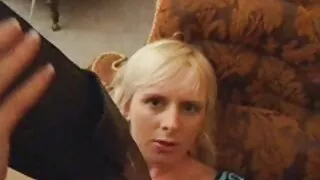 Сунгасан залуу Stepmom-ийн хатуу новш нь том тахиа.