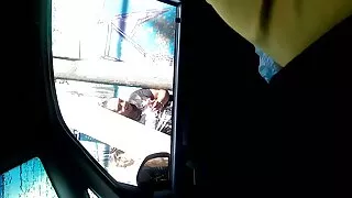 Үеэл нь шаргал үстэй.