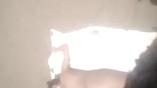 Тэр хачин жигтэй байрлалд секс хийдэг.