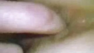 Нас бие гүйцсэн дэгдээхэйн авдаг хойлог түүний pussy.