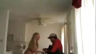 Муруй эмэгтэй тахиа дээр сунахдаа баяртай байдаг.